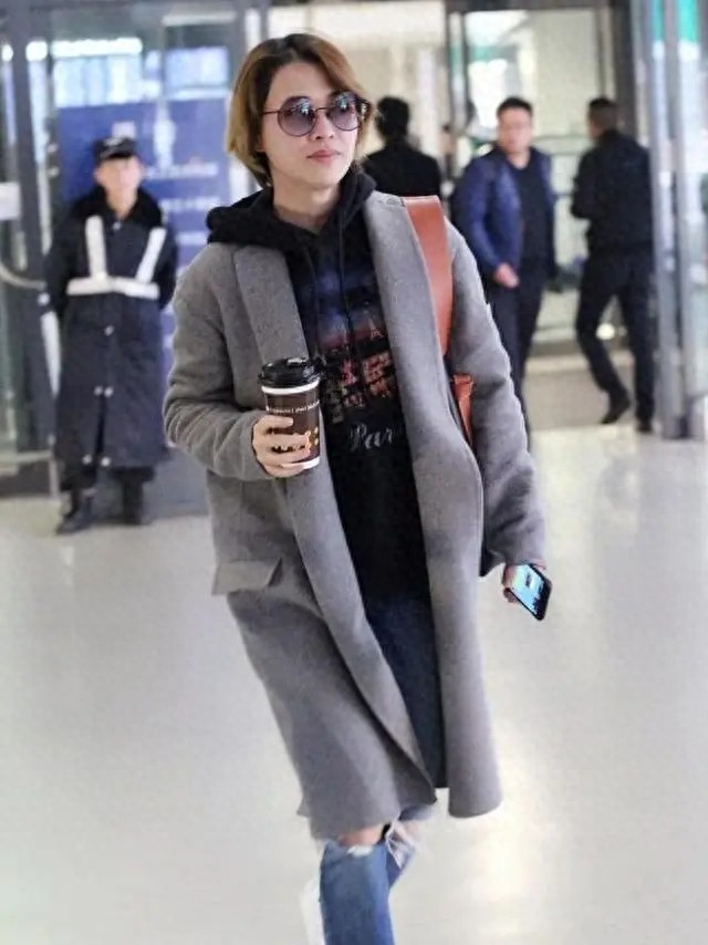 看了50岁梅婷的穿搭，我悟了：灰色不配亮色、白色，才更高级减龄