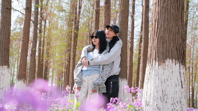 雷佳音一家四口五一度假，与老婆年龄差明显，13岁北北露脸像妈妈