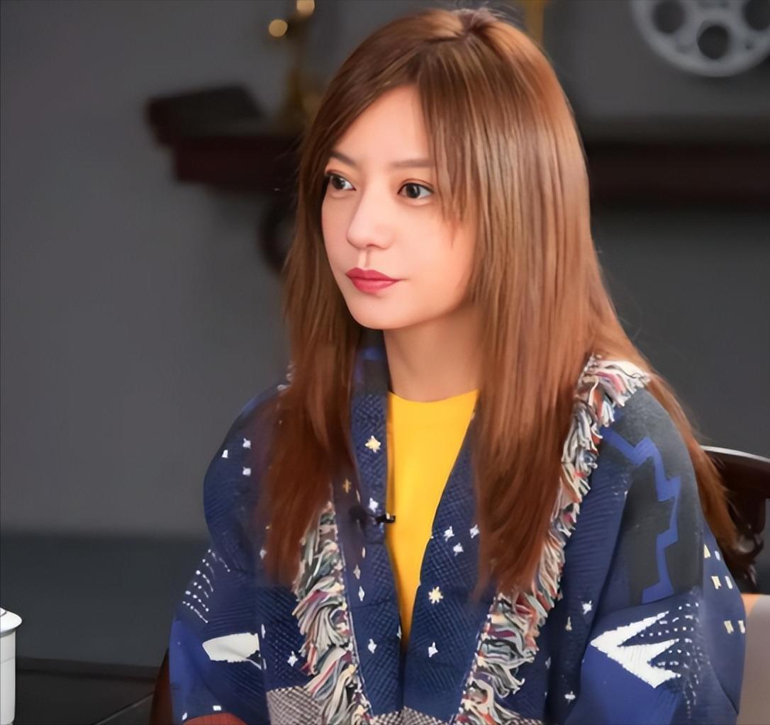 赵薇母女现身北京机场，15岁女儿一头黄毛，穿搭比50岁妈妈还成熟