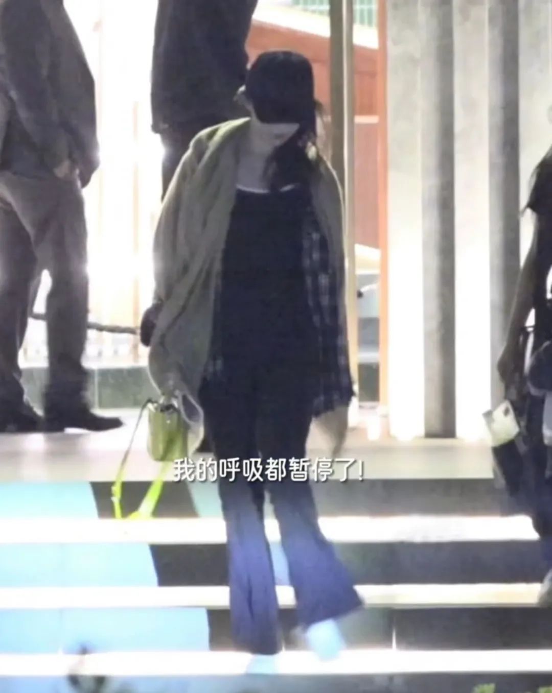 刘亦菲与好友火锅聚餐画面曝光 很多人都被下台阶步伐硬控了