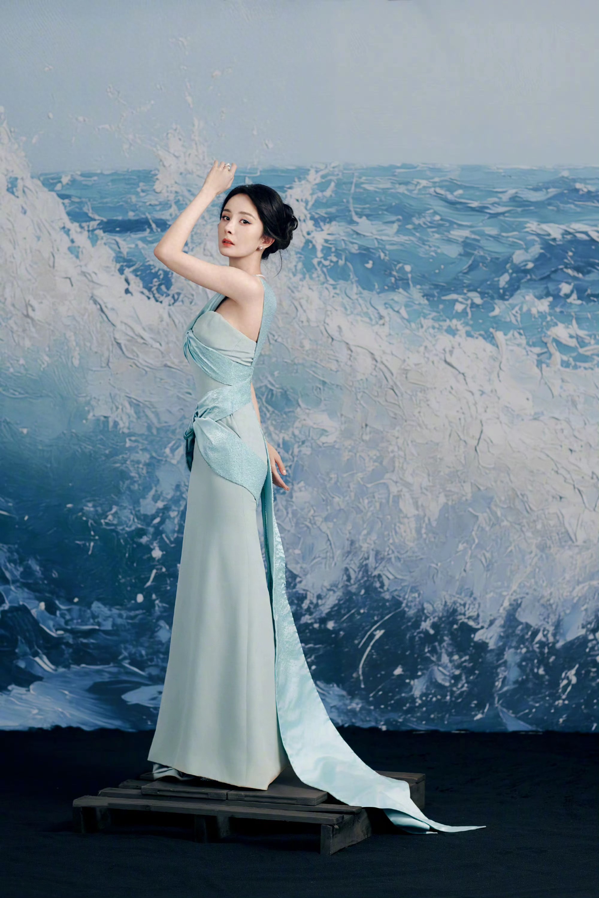 杨幂身穿冰川蓝飘带长裙勾勒曼妙身姿
