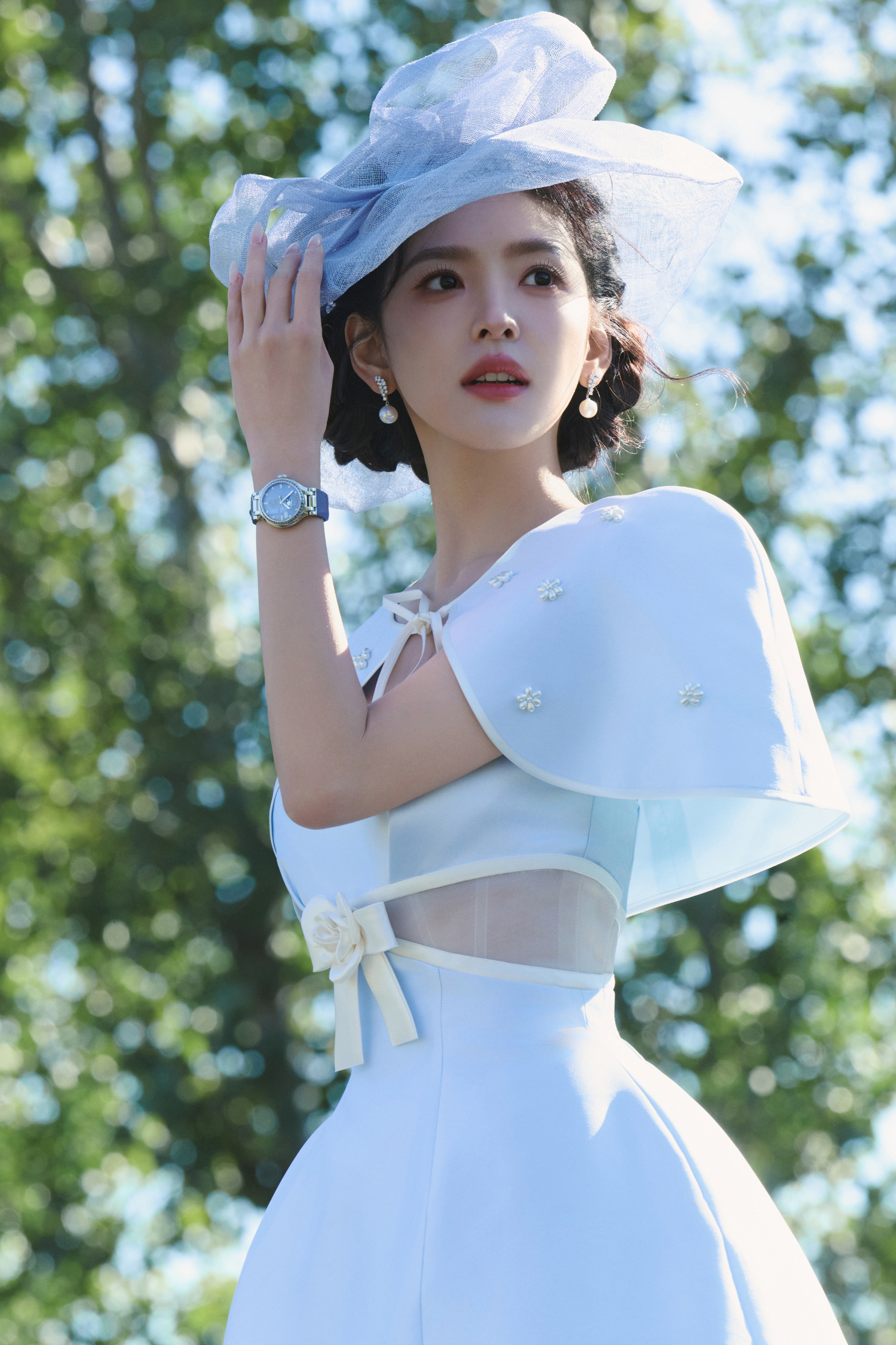 章若楠蓝裙马术大师，是自带柔光的公主殿下