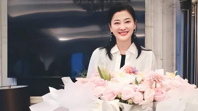 50岁梅婷素颜照曝光，面色红润真不像50，网友直呼：太惊艳了