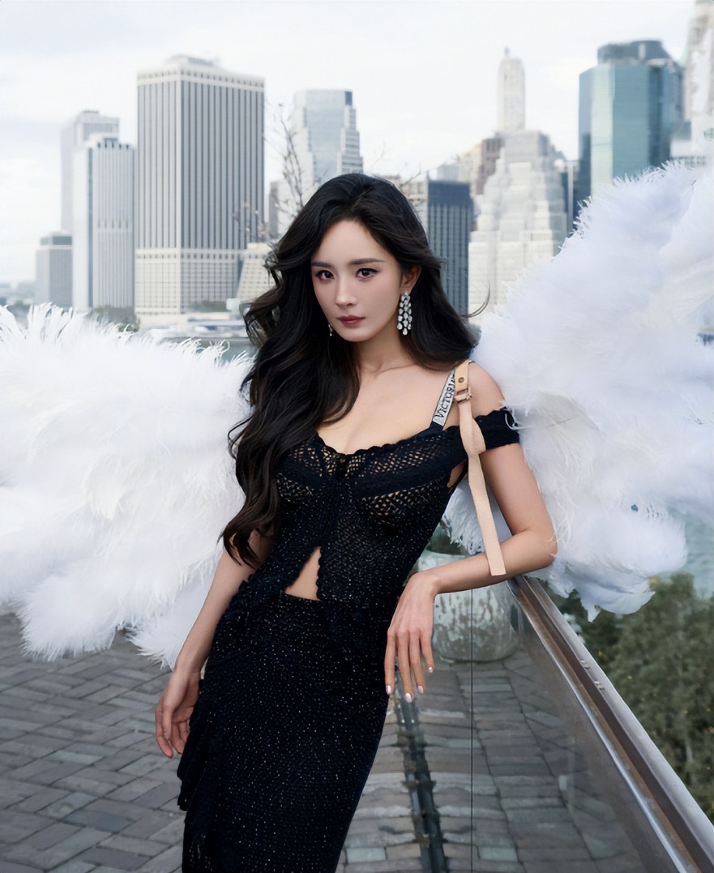 维密大秀，怀孕9个月超模挺着肚子上台表演，杨幂刘雯美出新高度