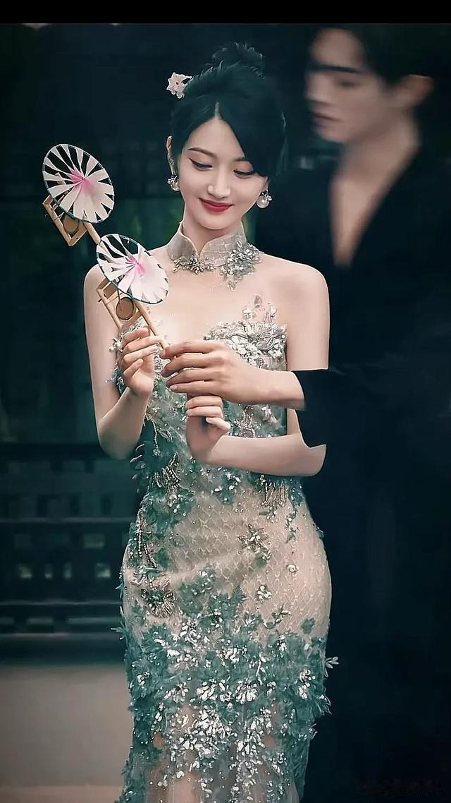 当38岁刘亦菲和37岁景甜同穿旗袍,身材在气质面前,根本不值一提