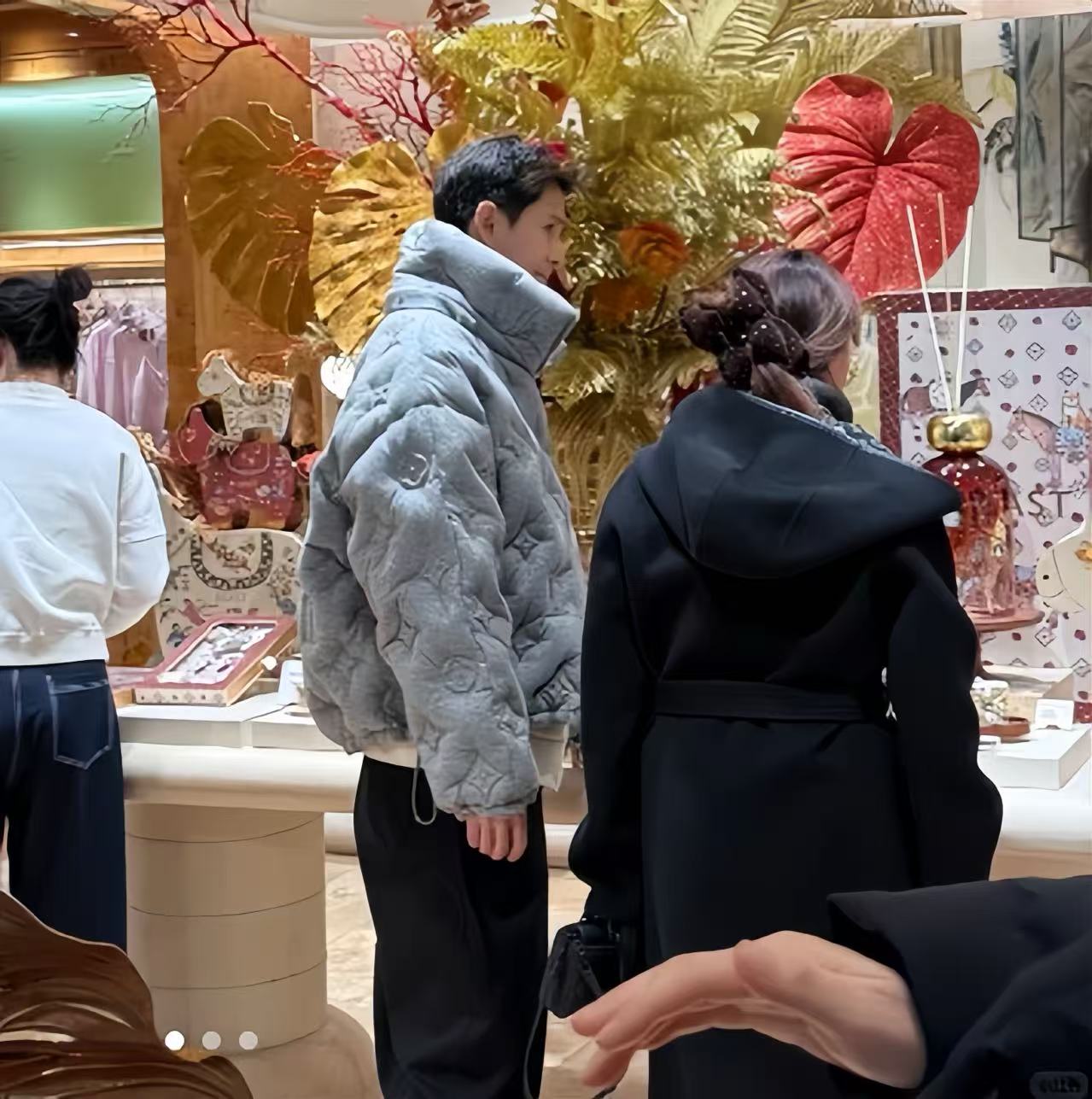 经超夫妇逛商场被偶遇！李琳暴瘦后脸垮断崖衰老，跟老公像两代人