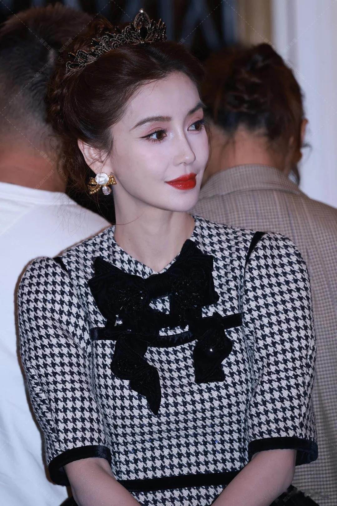 baby活动上戴钻石皇冠，88万玫瑰金手镯，看到怼脸镜头网友炸锅了