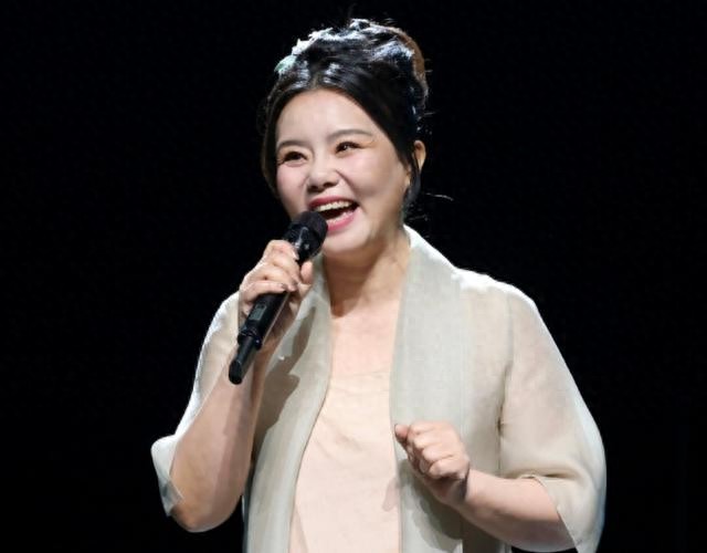 官宣离婚一年后，50岁的龚琳娜好消息不断，外国前夫却只能发酸评