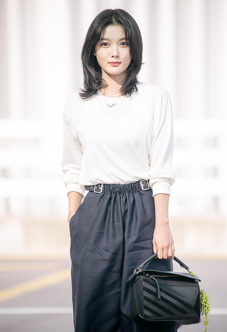 金裕贞出发巴黎女装秀机场路透照，穿白衣黑裤优雅大方气质佳