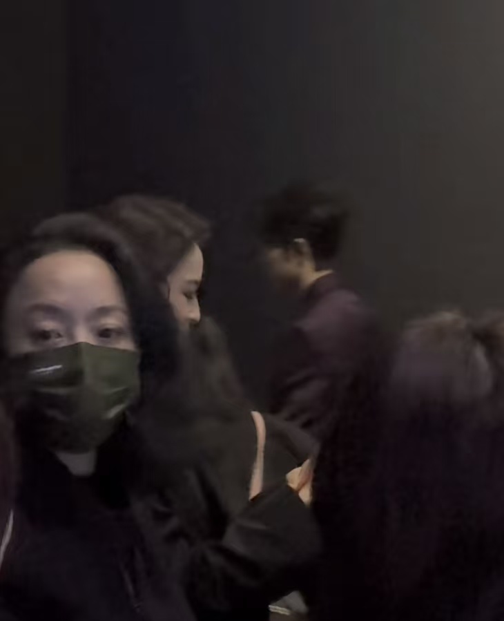 微博之夜后台精彩名场面！杨紫被画师表白，肖战、王一博遇老熟人