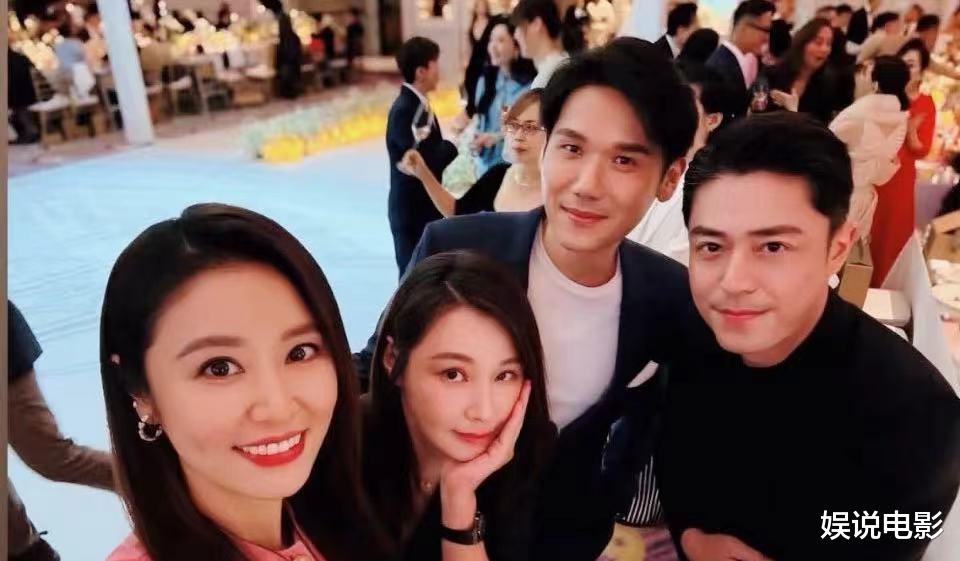 林心如霍建华夫妇参加邱泽婚礼,合照太多,霍建华白发比林心如多