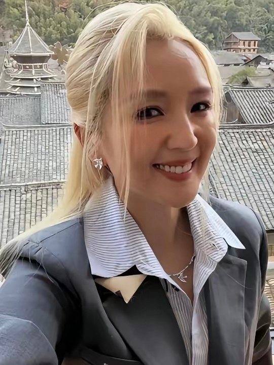 何洁这变化也太大了，美得让人都快认不出来，状态也太绝了吧！ ???