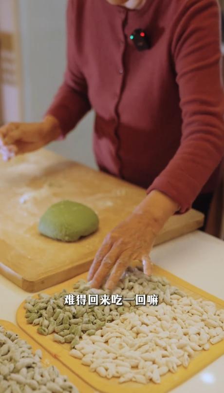 演员孙浩元旦前回父母家吃饭,帮81岁老妈做陕西麻食,57岁还撒娇