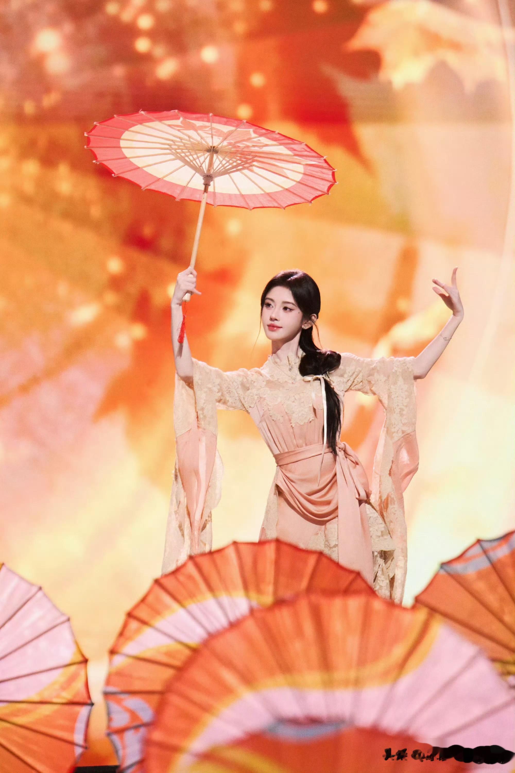 鞠婧祎：伞舞翩跹，枫叶裁作古风诗