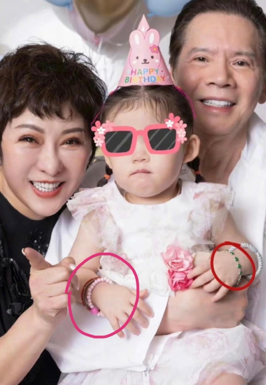 向华强77岁庆生宴照片曝光，5岁孙女真是团宠，向佐打扮清爽帅气