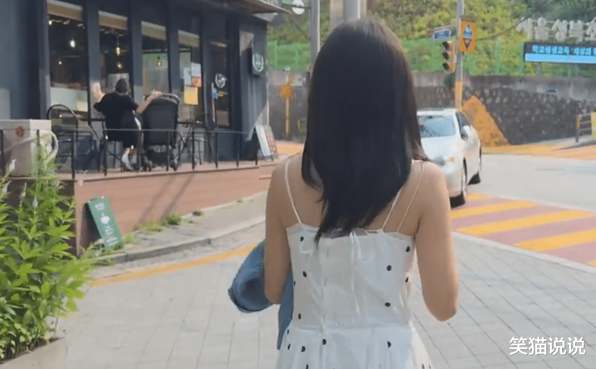 尹恩惠分享休假视频，波点白裙很有日系风格，笑容灿烂好甜美