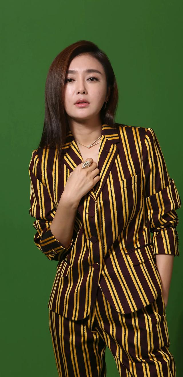 秦岚,古早棚拍生图,五官精致,法令纹有点重