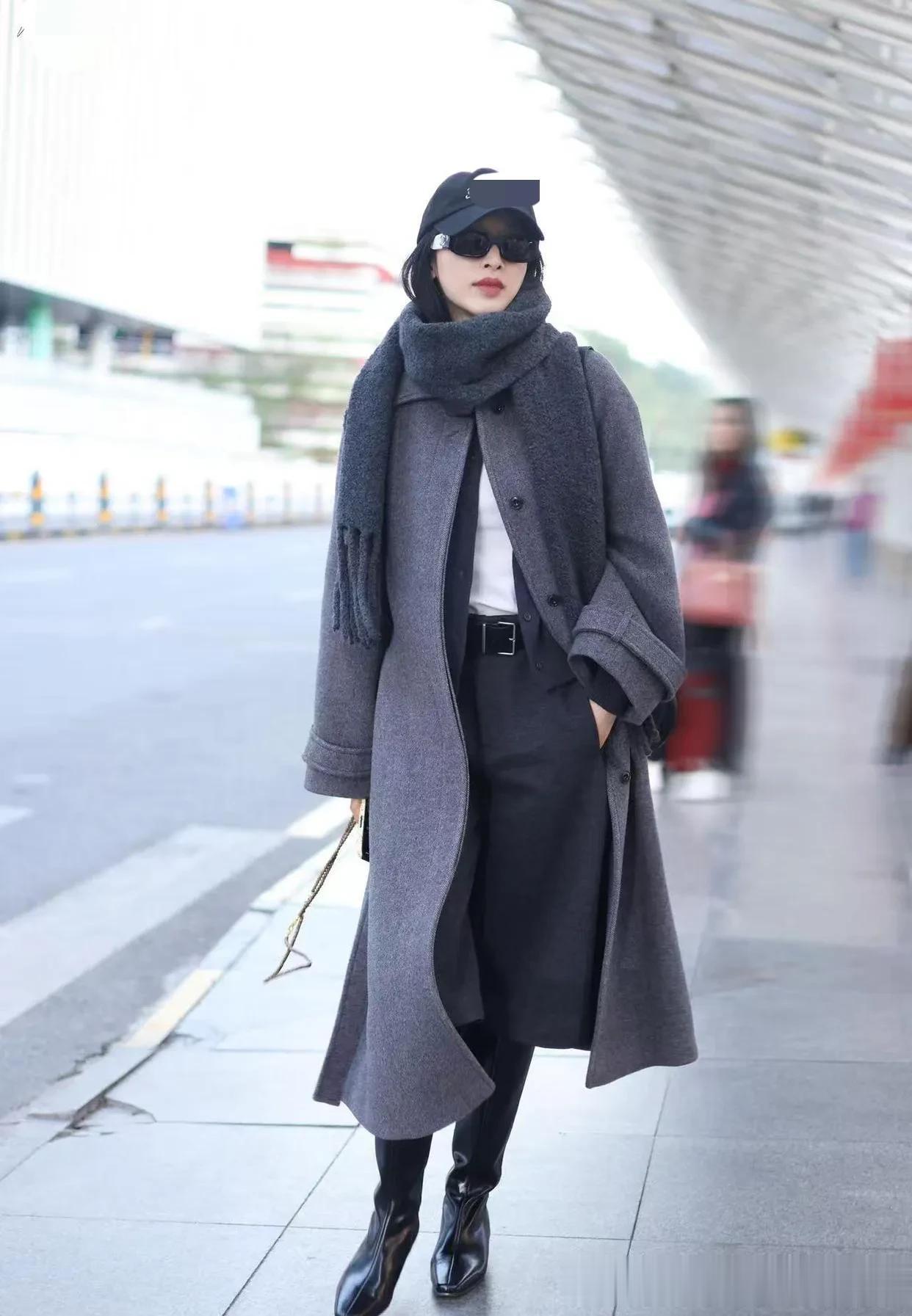 张俪不愧是穿搭高手！灰色大衣+针织衫+半身裙，时髦洋气又高级