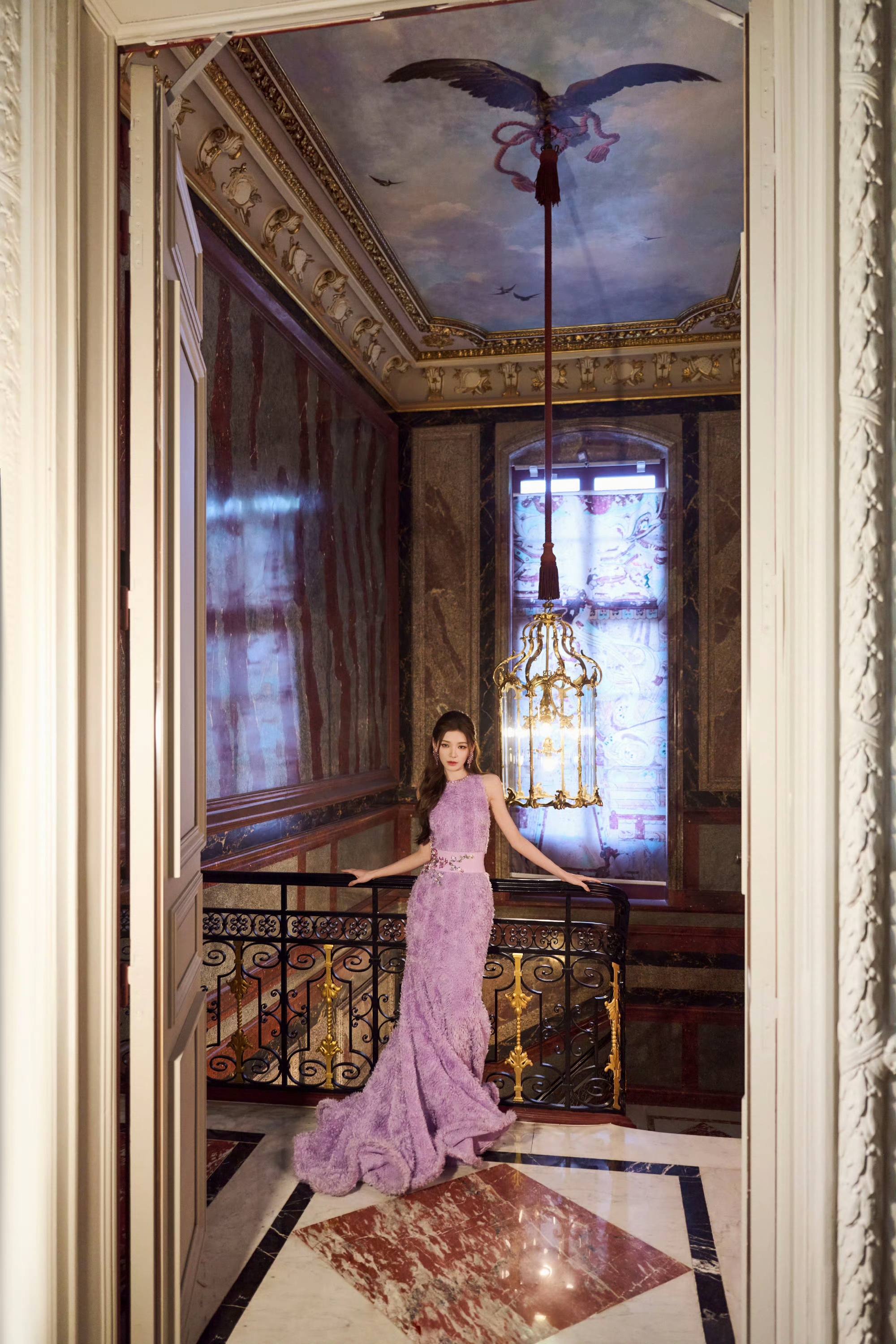 张予曦巴黎时装周造型 身穿一袭梦幻紫色长裙冷艳高贵