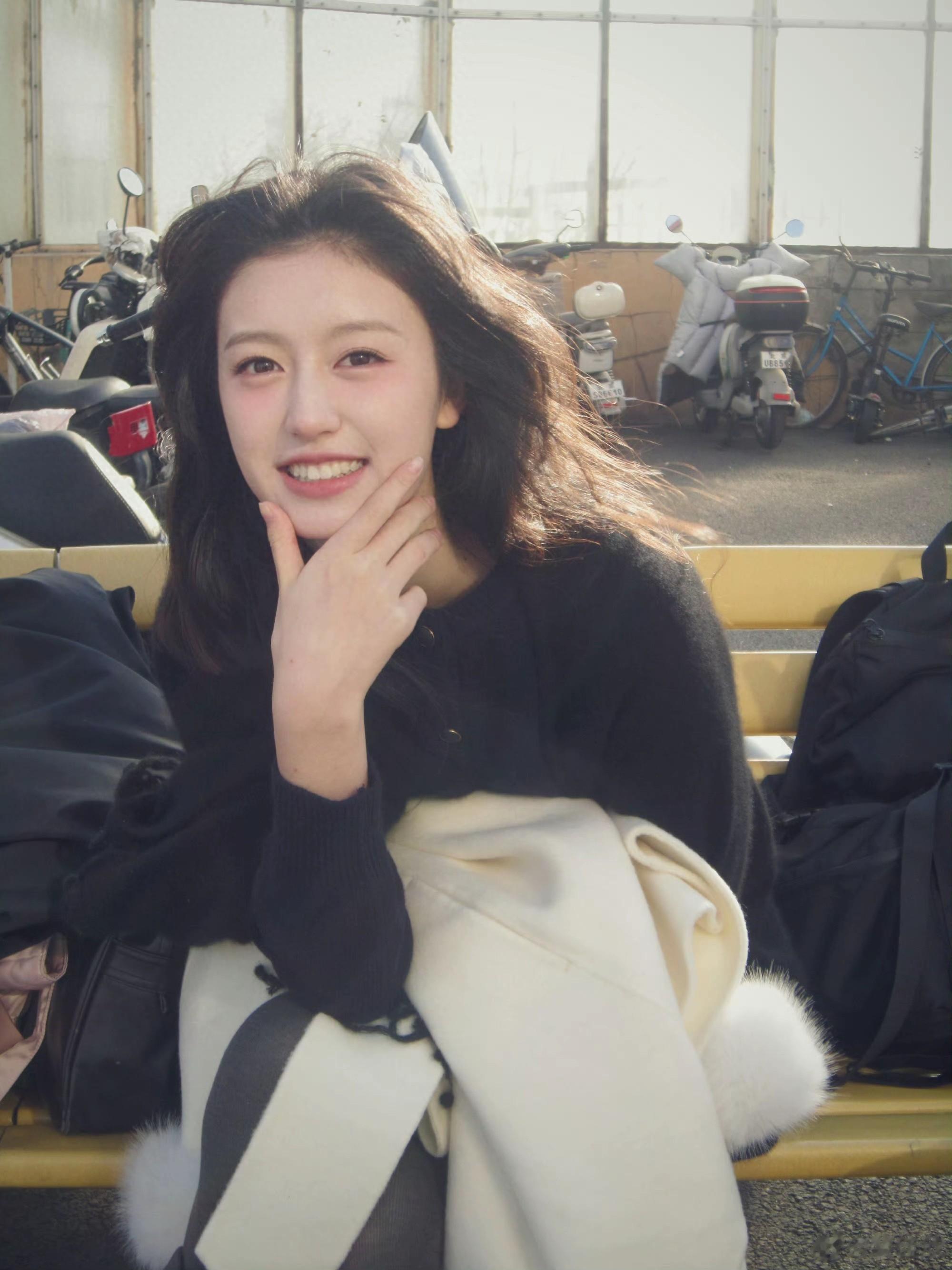 裴佳欣 17岁的青春活力 让人挪不开眼睛