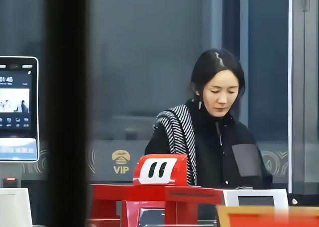 38岁杨幂现身机场引热议，头发稀疏瘪嘴凹脸，网友：美人已迟暮
