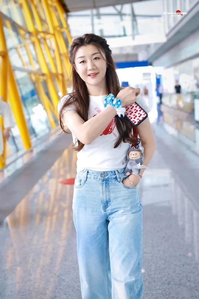 陈梦是越来越美！现身机场公主头又乖又甜，笑容好明媚