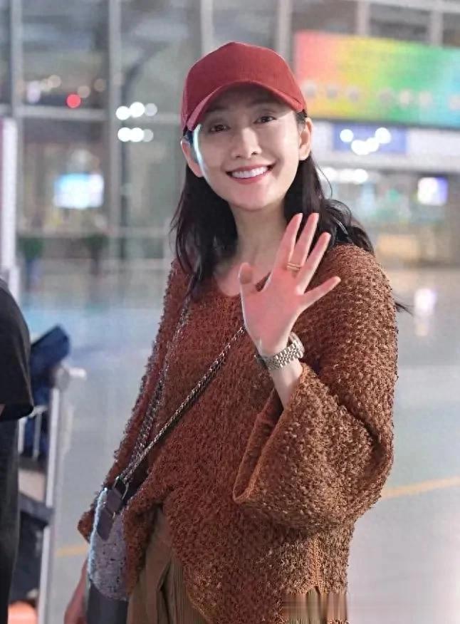 王鸥当妈后状态越发年轻！穿美拉德针织衫配阔腿裤，戴棒球帽减龄