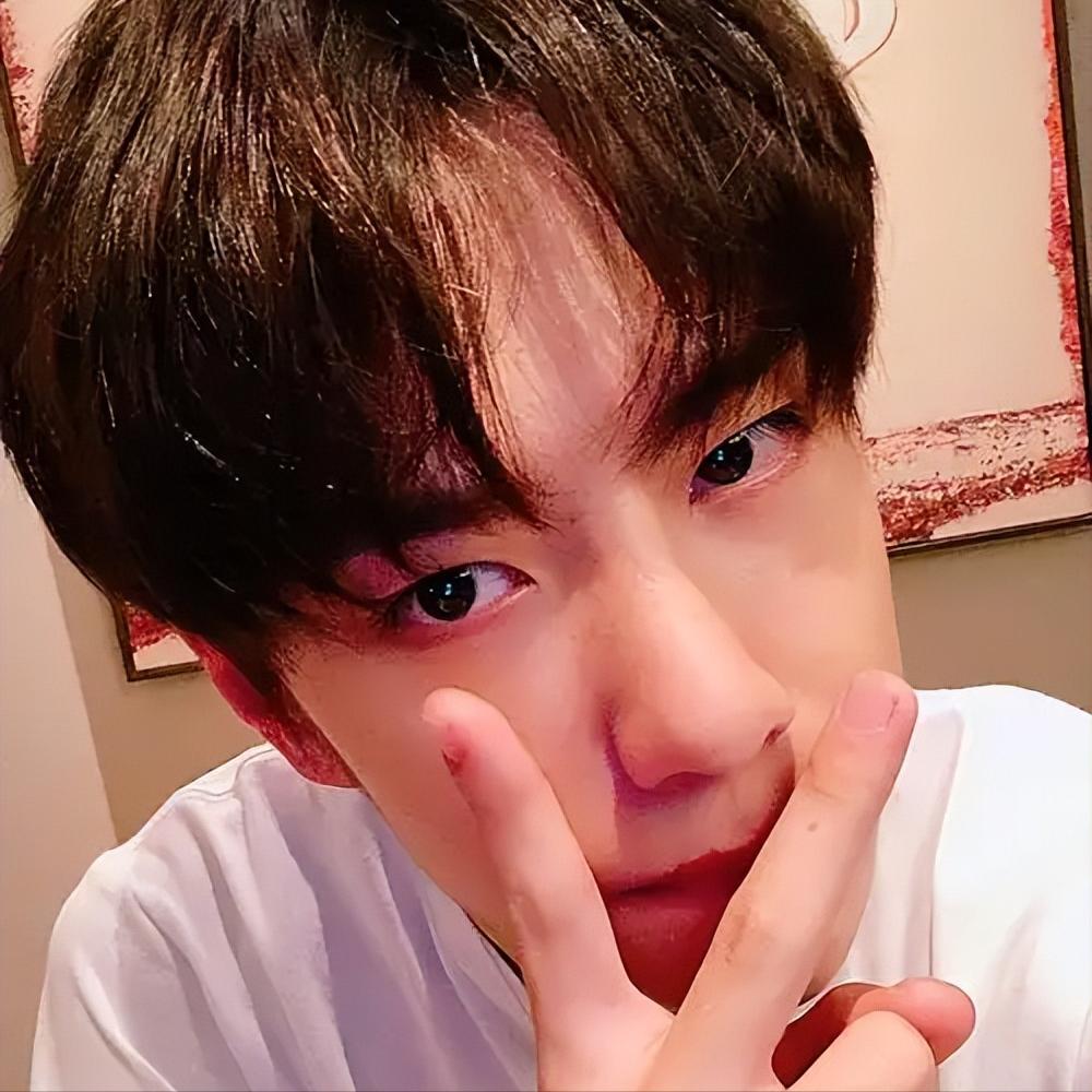 顶流隐婚生子风波仅2天，王一博自曝婚姻观，给年轻男星提了个醒