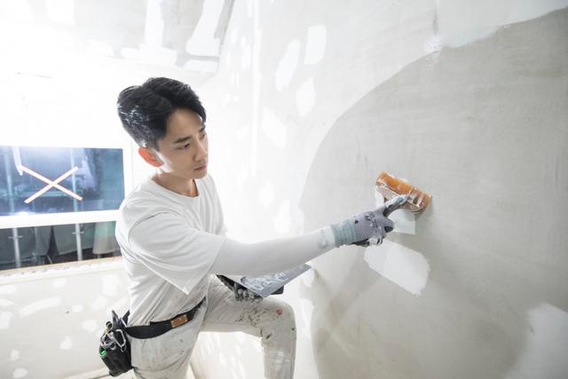 昔日偶像男星自曝凄惨生活:退圈后转行做油漆工,月收最低仅1万