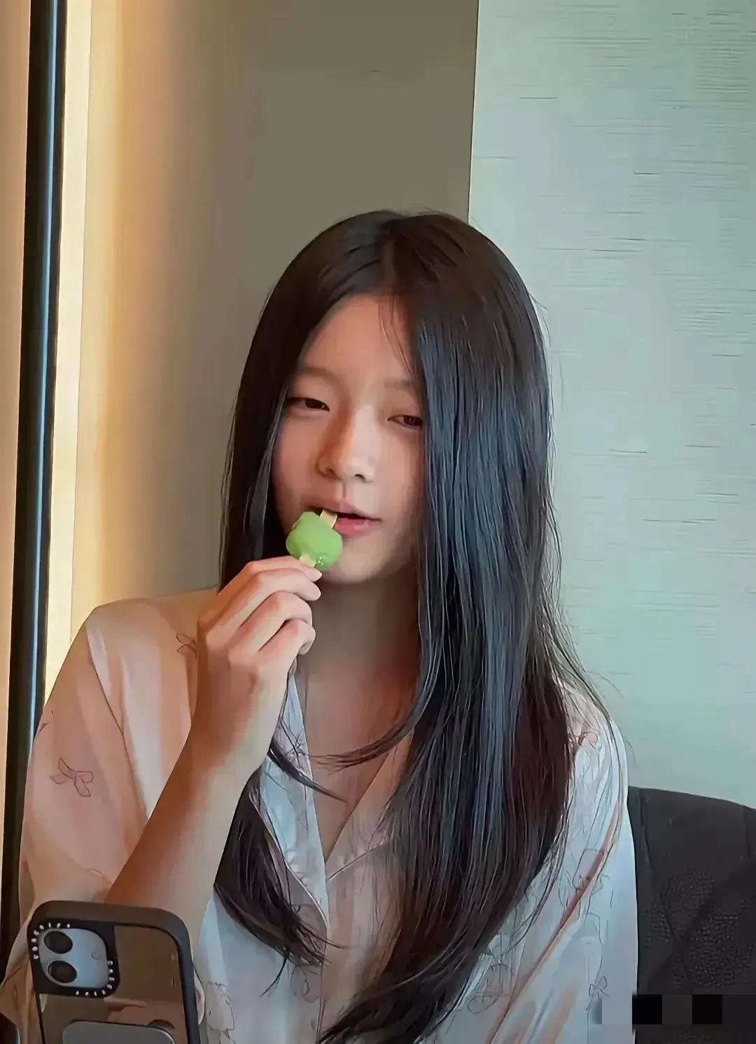 台北房产之争陷入僵局,光头困守金宝山墓地,汪小菲一家四口出游