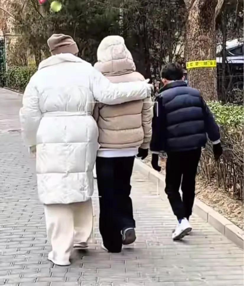 汪小菲陪马筱梅孕妇照!四肢纤细状态超级美,张兰在家带孙子孙女