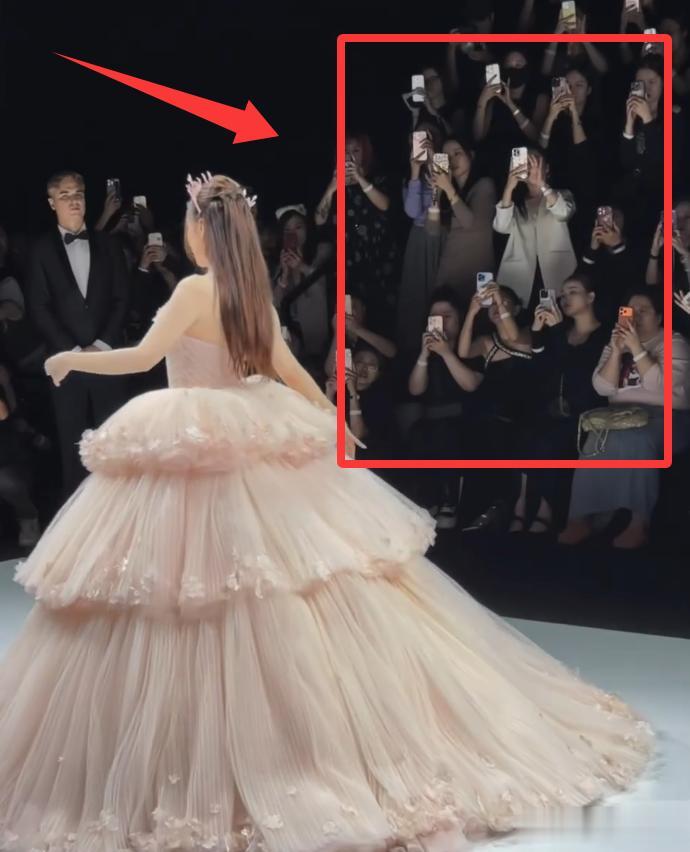 上海时装周，李小璐压轴出场，生图下颈纹抢镜，治好了我容貌焦虑