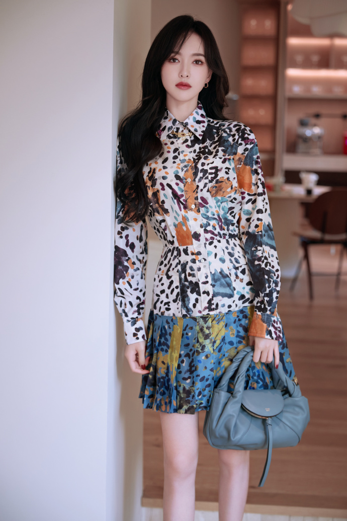 唐嫣在新剧中一滴泪共情全网，复古造型看出她穿搭升级！