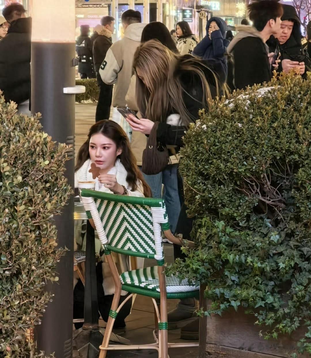 马筱梅挺七月孕妇现身三里屯，咖啡零食不离手，脸也圆润一圈