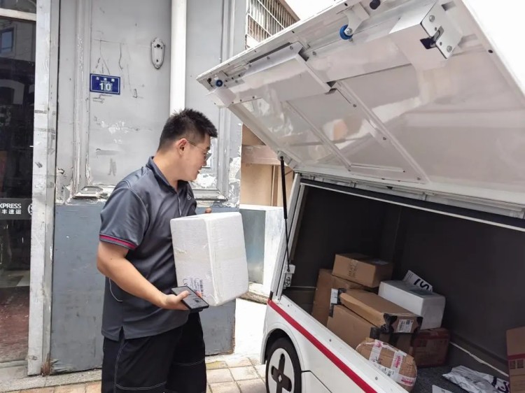 快遞小哥飯碗要被搶了？青島無人車邁入規?；?
onload=