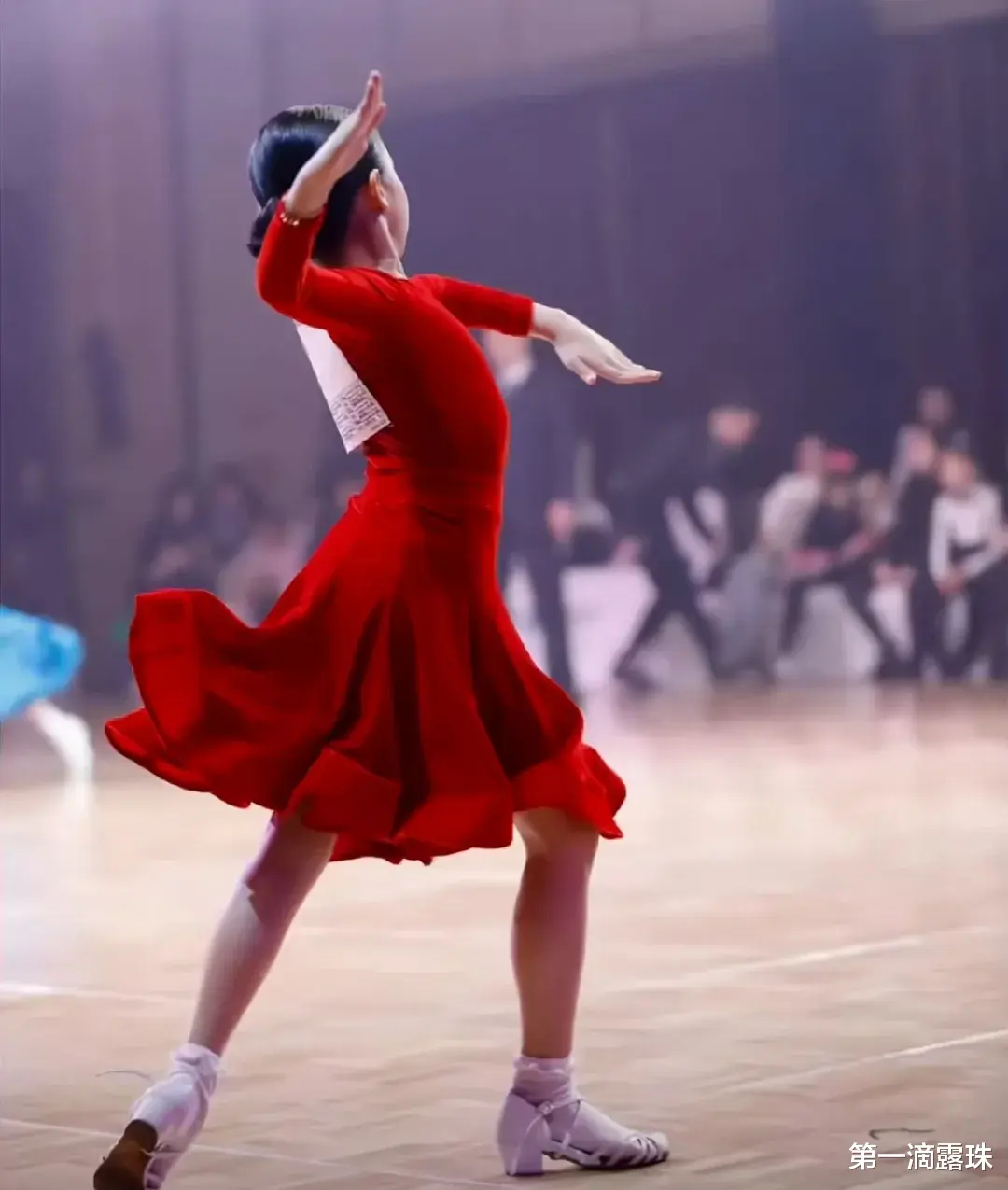 孙俪女儿国际舞蹈比赛夺冠，被男老师亲脸引发争议！原来男老师身份特殊