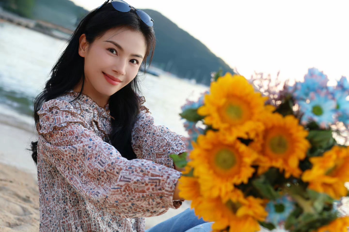 刘涛阿姨今日份营业美照,明媚的小太阳