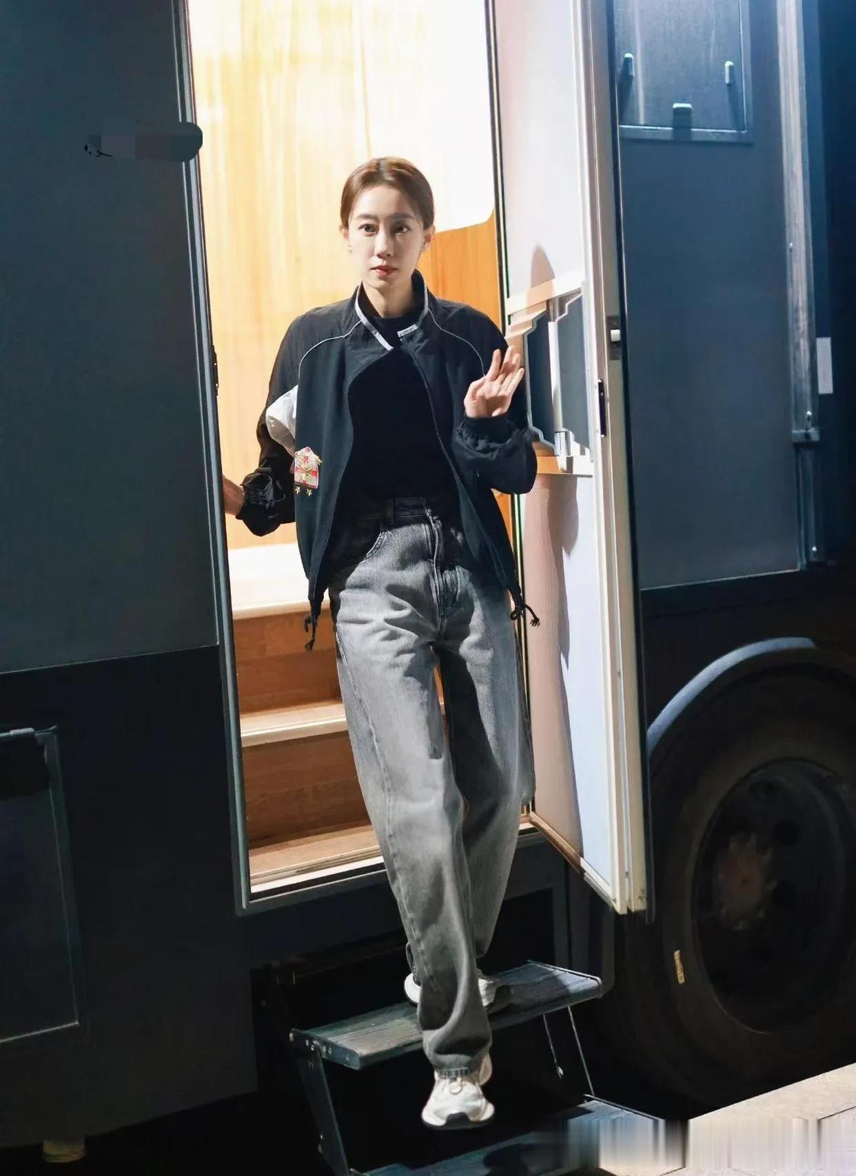 张小斐越来越会穿！夹克外套+牛仔裤，时髦又减龄！