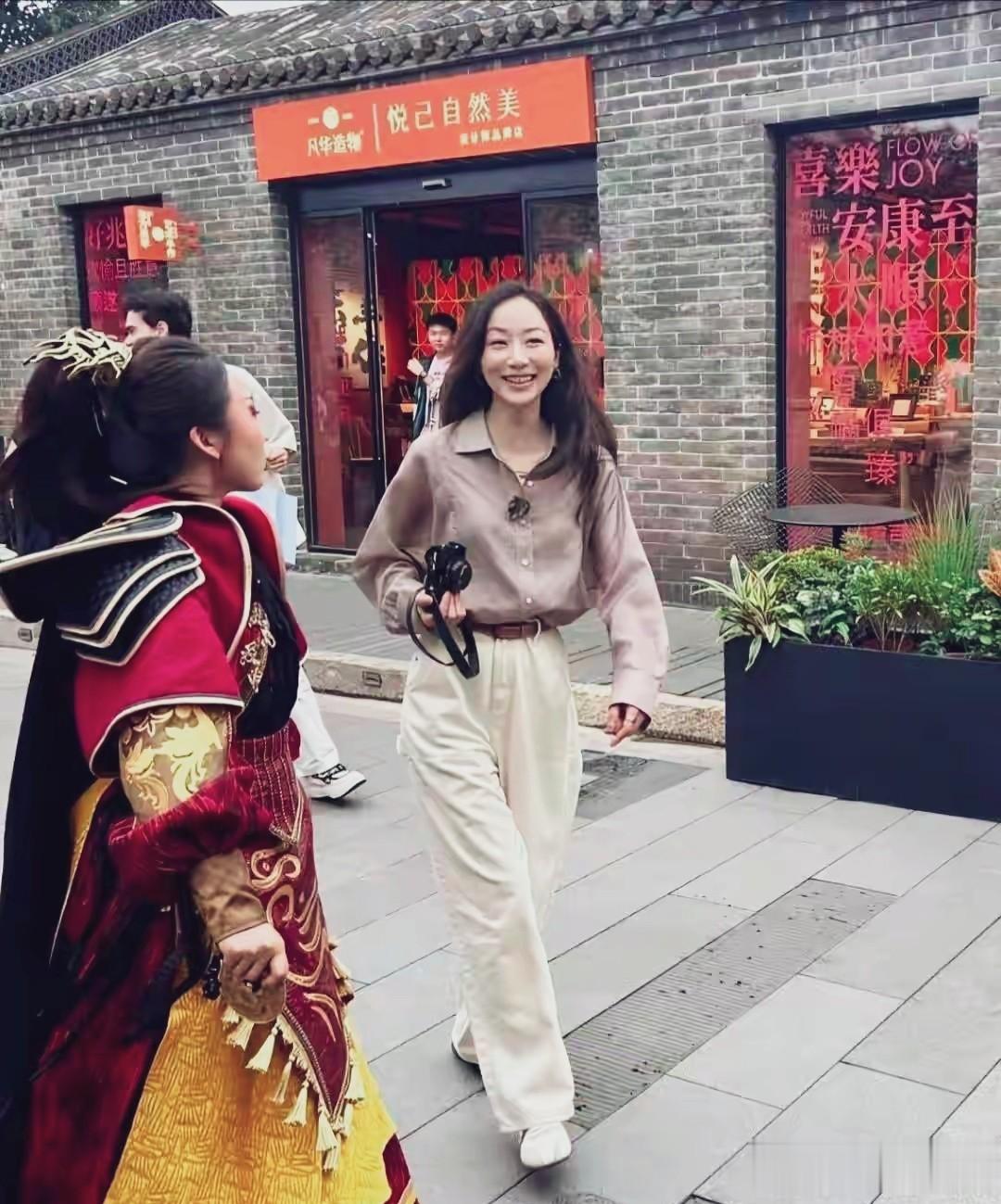 42岁韩雪山西街头被拍！路人镜头下状态惊人，皮肤好到像开挂！