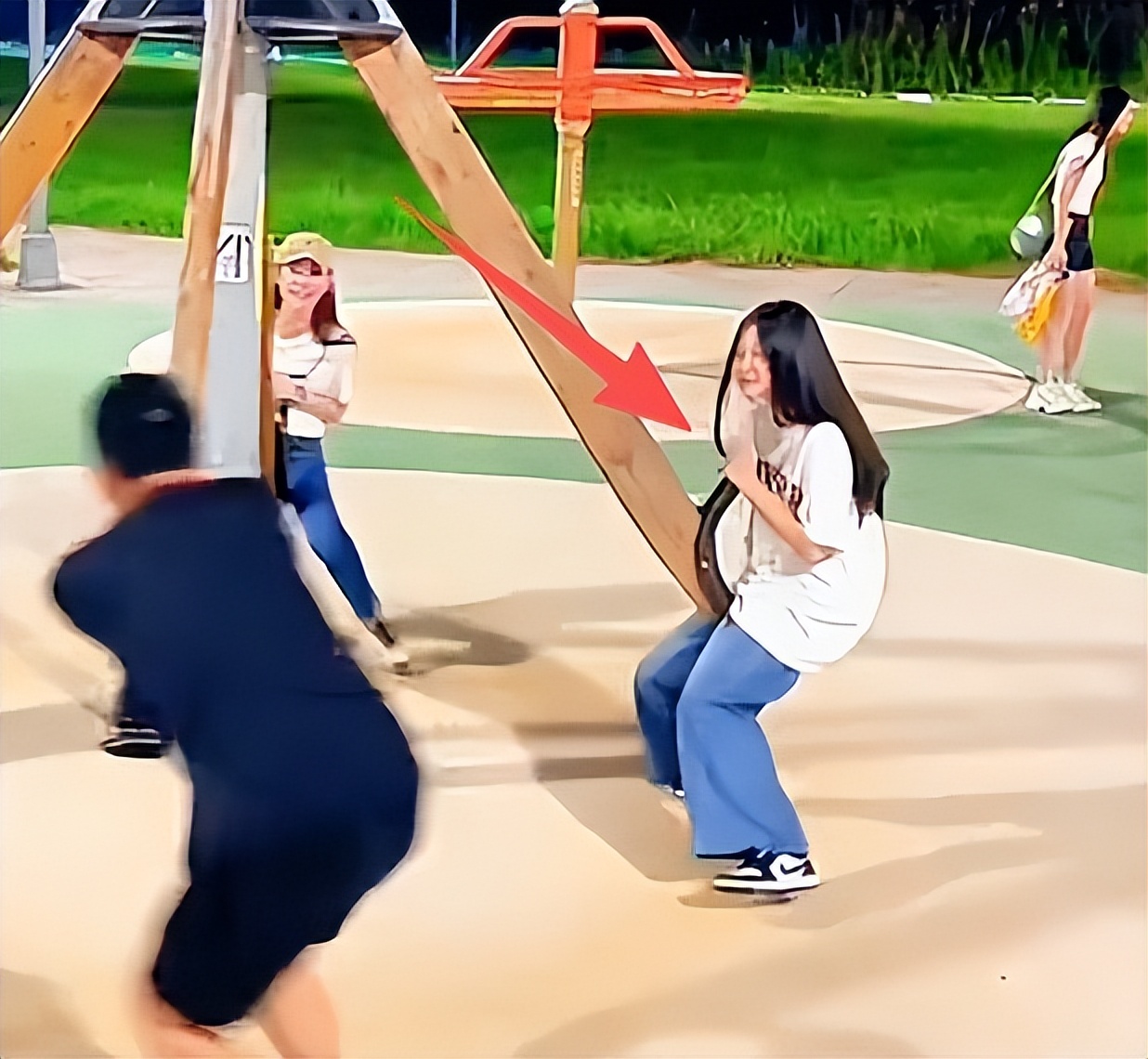 马筱梅台北带俩孩子骑单车！小腹隆起快遮不住，玥儿正脸超像大S