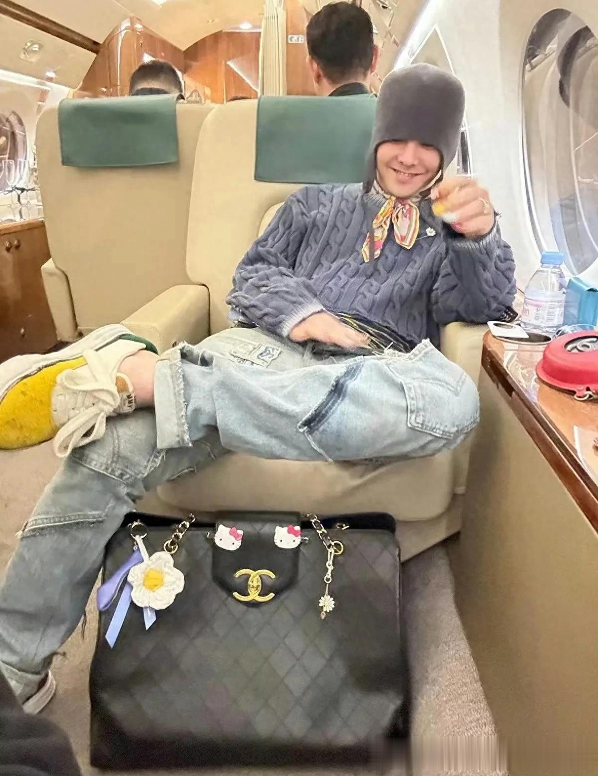 权志龙的包包很可爱,HelloKitty,他的毛衣正面基础,背面不基础