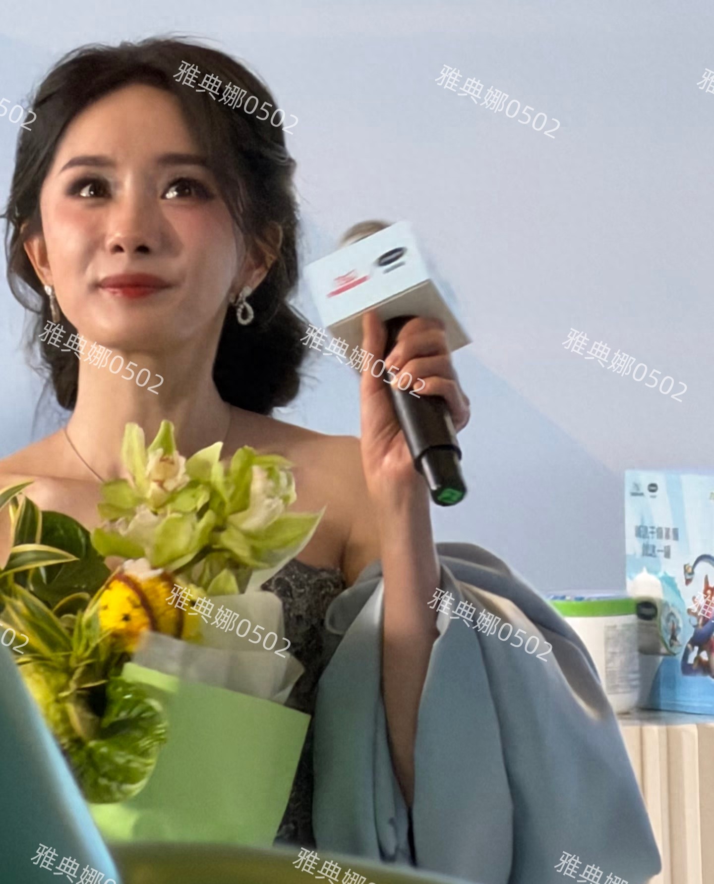 杨幂上海活动生图,五官依旧但妆容略显油腻盘发松了有种凌乱的美