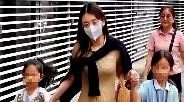 方媛挺孕肚送女儿上学，素颜憔悴很显老，全家不用司机保姆太节省