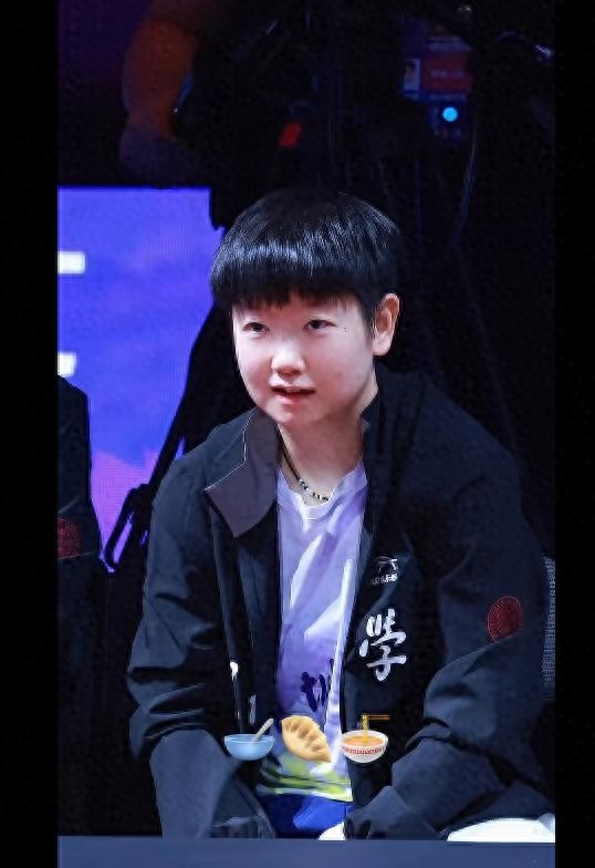 莎莎挺关心小牛嘛,看得好入迷,难道就因为是哥的身边的人?