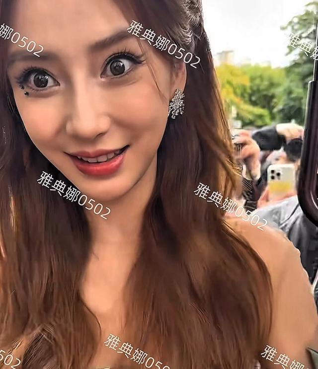 Angelababy现身巴黎时装周 依然走日系芭比风,生图岁月痕迹明显
