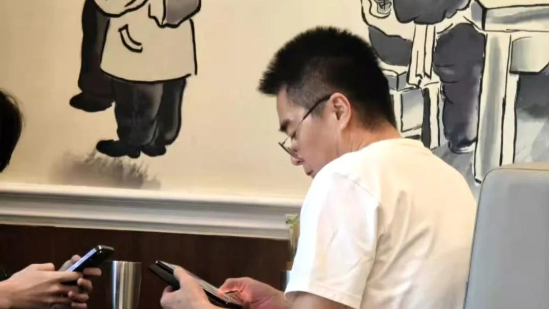 许何追忆母亲何晴临终前拉他手，听完泪崩！许亚军被曝在美国陪小儿子太偏心