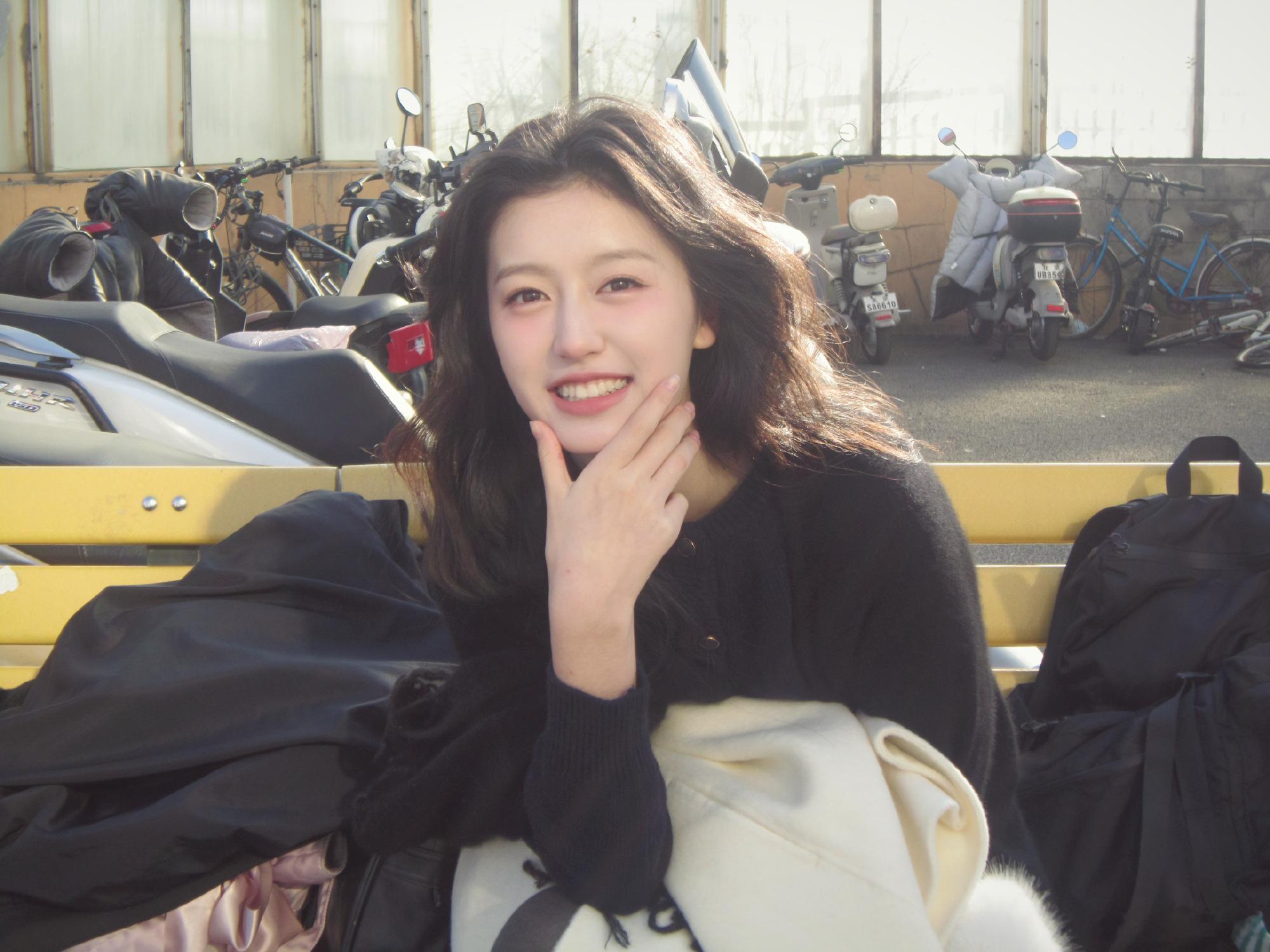 裴佳欣 17岁的青春活力 让人挪不开眼睛