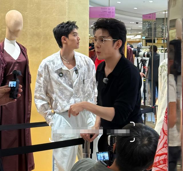 巴黎这天：阿诺瘦成皮包骨，李佳琦眼神犀利，魁梧的赵昭仪好吸睛