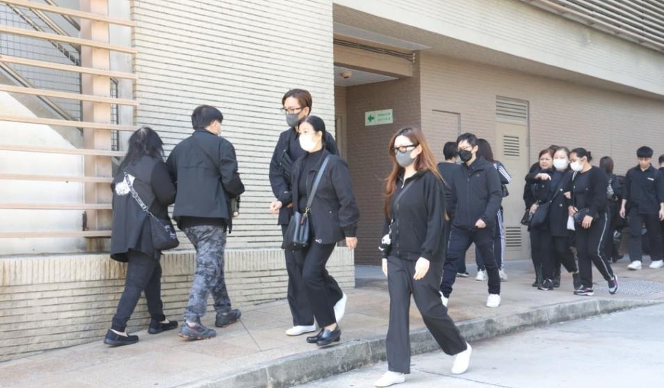 马国明父亲出殡！他手捧遗照神情哀伤，妻子汤洛雯陪伴左右