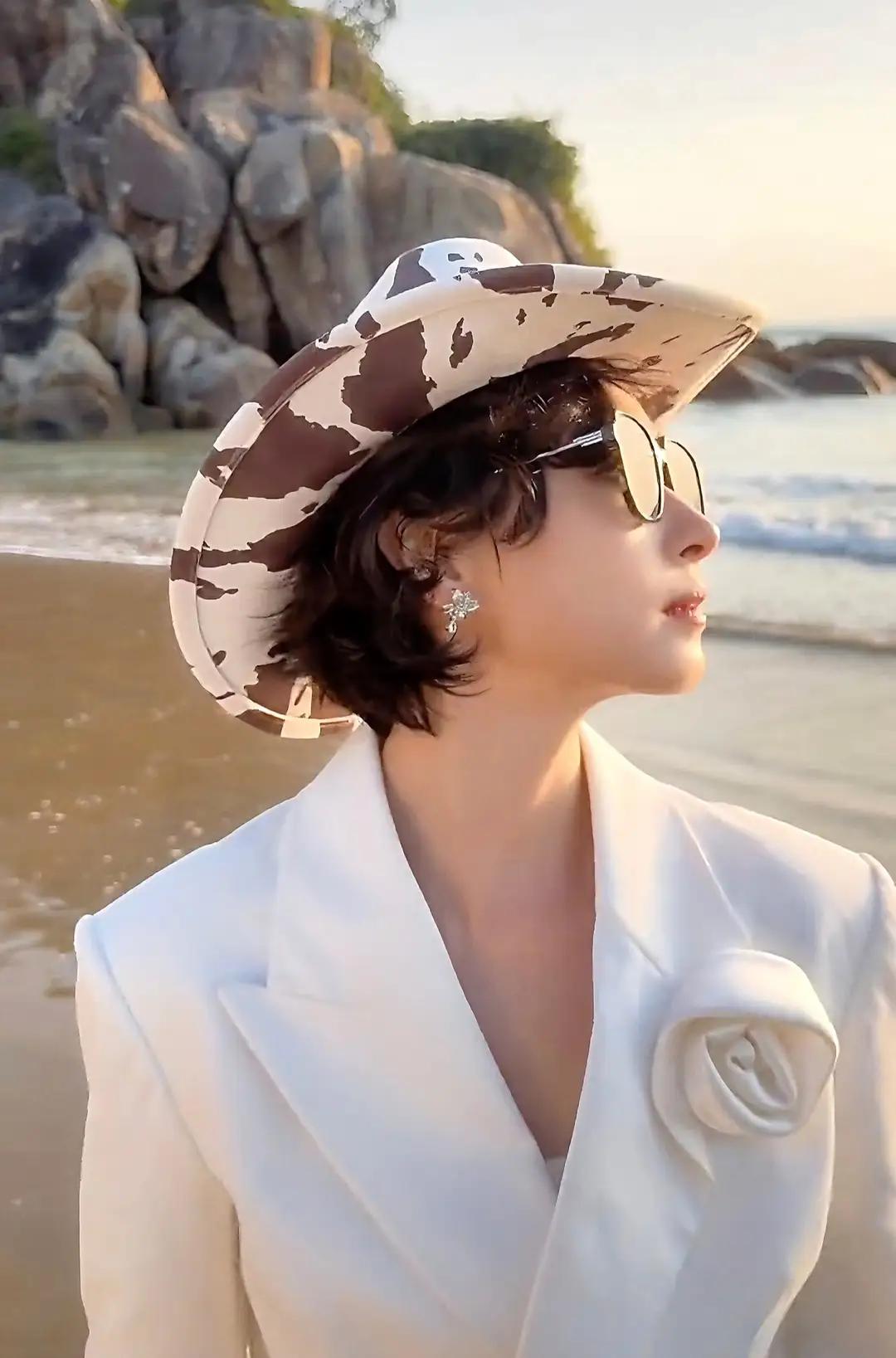 万茜光脚提裙海边奔跑,太美了!